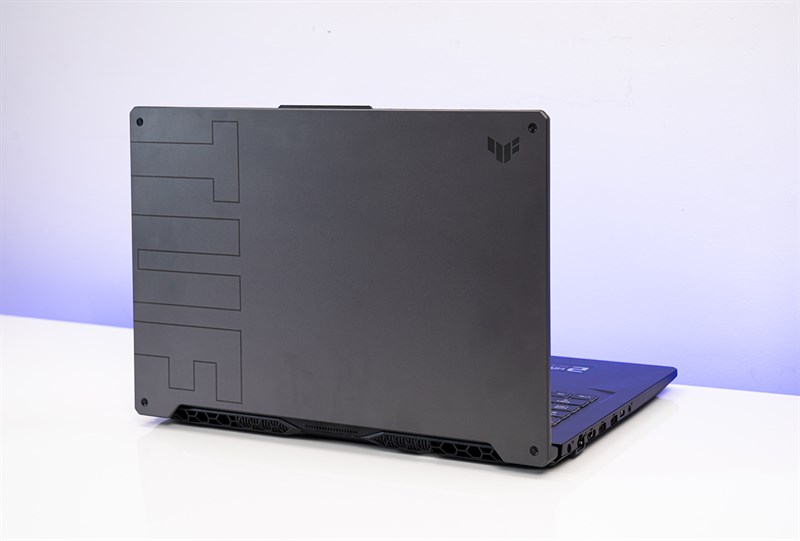 Nắp lưng của ASUS TUF Gaming F17.