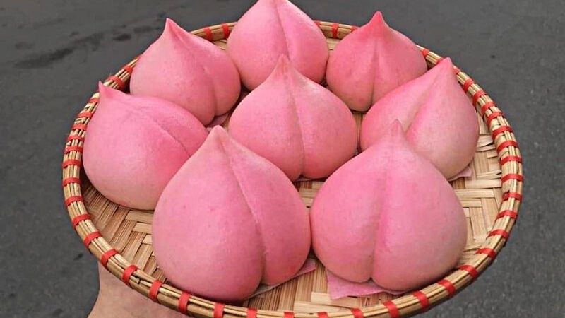 Peach-shaped dumplings