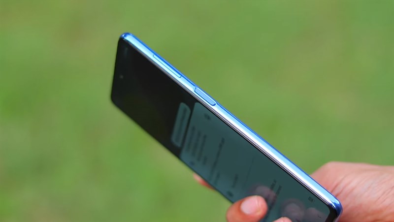 Cạnh phải của Samsung Galaxy M52 5G