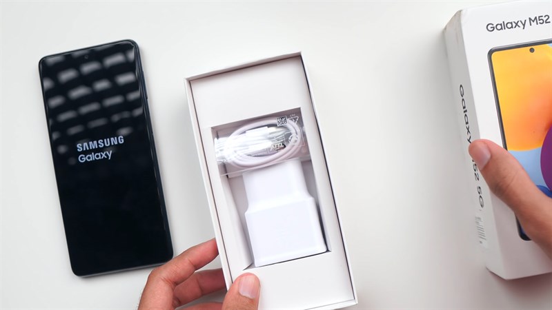 Củ sạc và cáp sạc đi kèm theo khi mua Samsung Galaxy M52 5G
