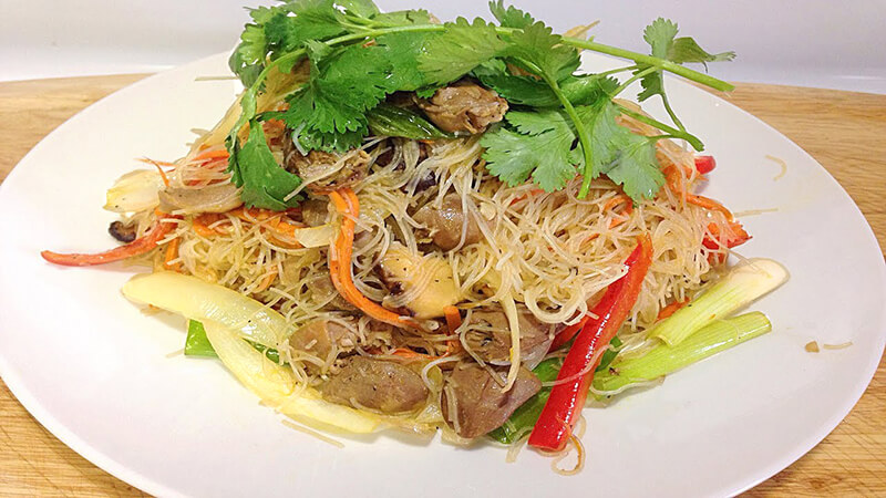 Instructions on how to make delicious and simple fried rice noodles with chicken intestines at home