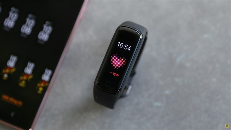 TOP 10 smartwatch, smartband bán chạy nhất tháng 9 tại TGDĐ. Góp mặt đủ các 'siêu phẩm' từ giá rẻ đến cao cấp, nên mua ngay!