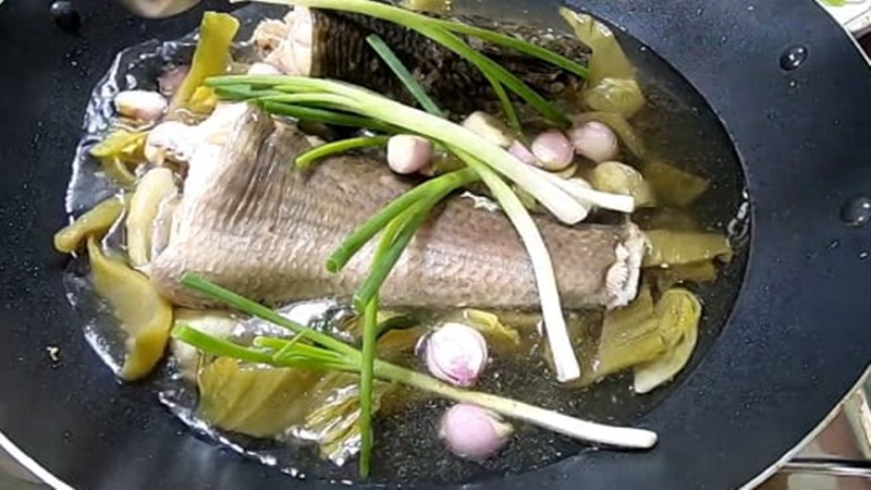 How to make steamed snakehead fish with Western sweet and sour sauerkraut
