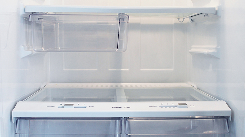 Lấy hết mọi thứ trong tủ lạnh ra, ngắt điện và để tủ lạnh xả trong 4 đến 5 tiếng