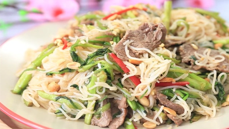 Learn how to make fried noodles with beef, super simple and easy to make at home