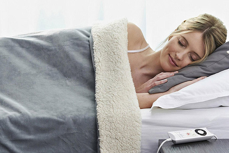 Không nên quấn chăn điện quanh người