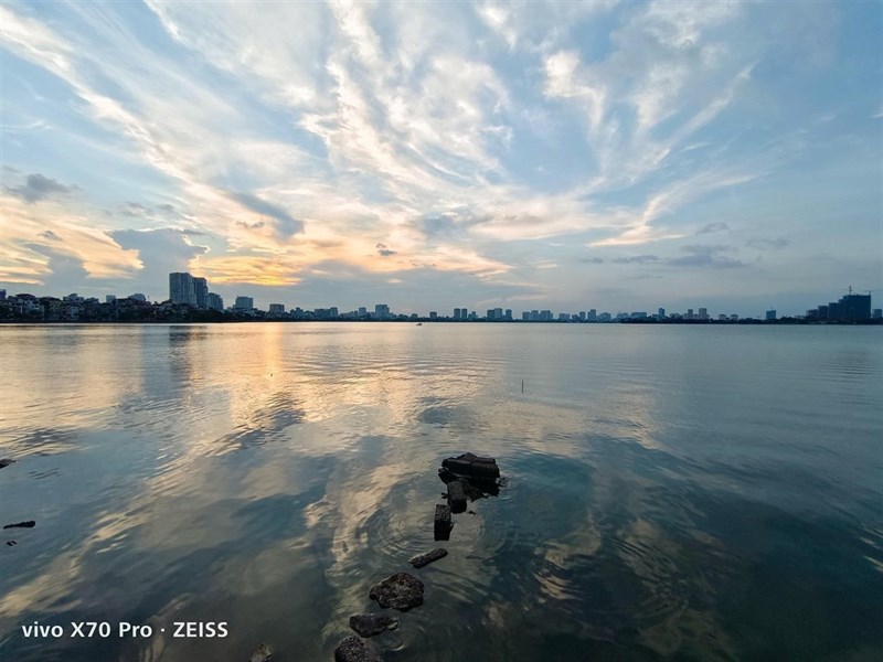 Ảnh chụp buổi chiều hoàng hôn qua ống kính góc rộng của Vivo X70 Pro. Ảnh chụp buổi chiều hoàng hôn qua ống kính góc rộng của Vivo X70 Pro.