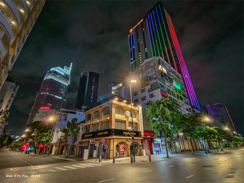 Ảnh chụp thiếu sáng từ camera góc siêu rộng của Vivo X70 Pro. Ảnh chụp thiếu sáng từ camera góc siêu rộng của Vivo X70 Pro.
