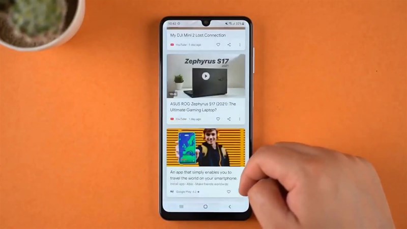 Tần số quét 90 Hz giúp màn hình Galaxy M22 xử lý tác vụ nhanh nhạy. Ảnh cắt từ clip của Duel Gadgets.