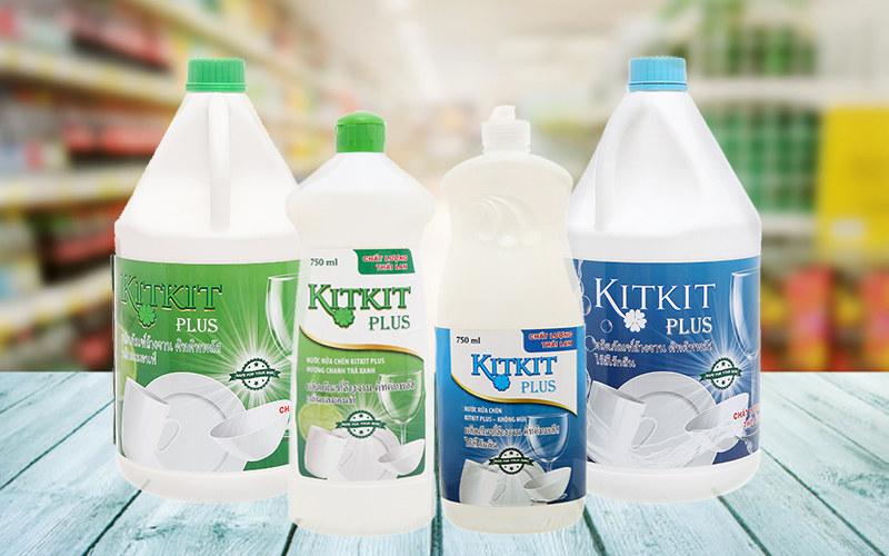 Nước rửa chén KitKit Plus có kiểu dáng chai nhựa đục hình trục tròn quen thuộc, chắc chắn