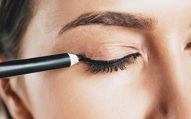 Kẻ mắt với eyeliner dạng bút chì