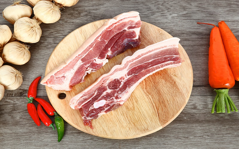 Lựa miếng thịt có phần mỡ và thịt dính chặt vào nhau khó tách rời, cân bằng. 