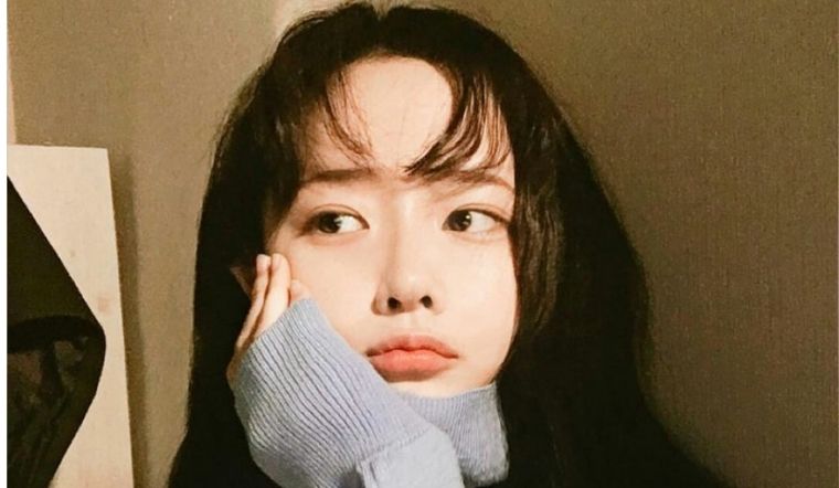 Chống cằm khi làm việc, thói quen nhỏ nhưng phá hoại làn da không ngờ