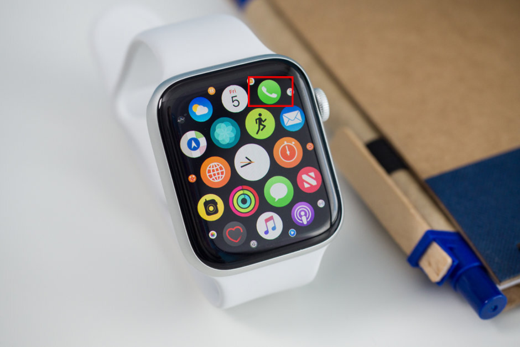Nhấn chọn biểu tượng gọi có hình điện thoại màu xanh lá trên Apple Watch