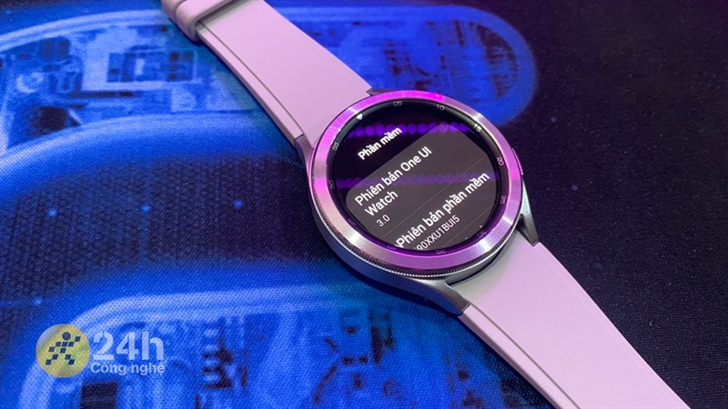 Galaxy Watch4 được trang bị hệ điều hành WearOS thay vì TizenOS.