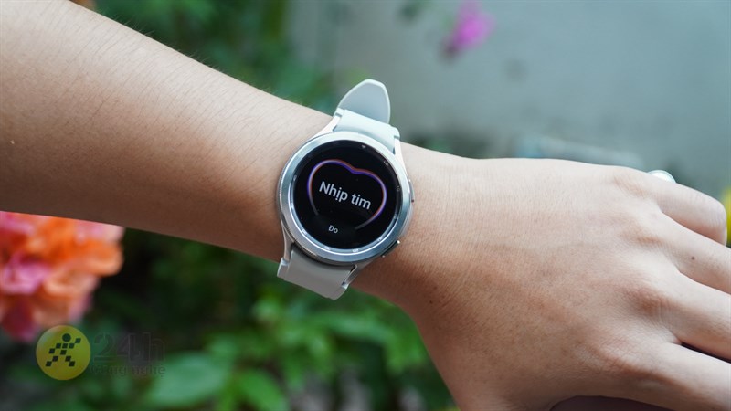 Galaxy Watch4 Classic có thể đo nhịp tim của bạn.