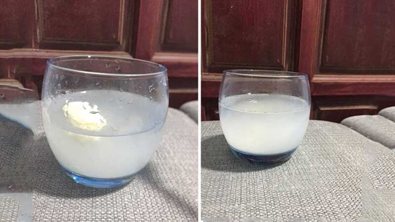 Khi pha với nước ấm, sữa thật (trái) sẽ tự động hòa tan, để lại sữa giả (phải) lơ lửng trên bề mặt nước.