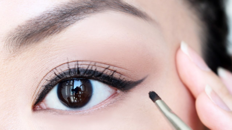 Eyeliner: Với những đường nét tinh tế, eyeliner giúp cho đôi mắt của bạn trở nên quyến rũ và sắc nét hơn bao giờ hết. Hãy cảm nhận sức mạnh của một cây eyeliner qua những hình ảnh đẹp mắt bạn nhé!