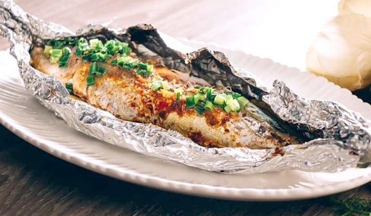 Thử làm món cá nục nướng giấy bạc cho bữa cơm thêm phần hấp dẫn