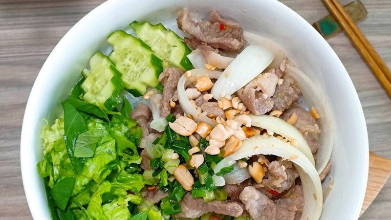 Bún xào thịt heo