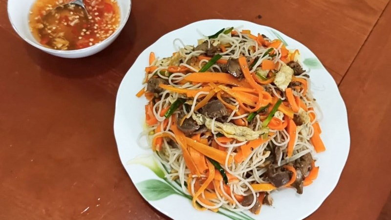 Bún xào lòng gà