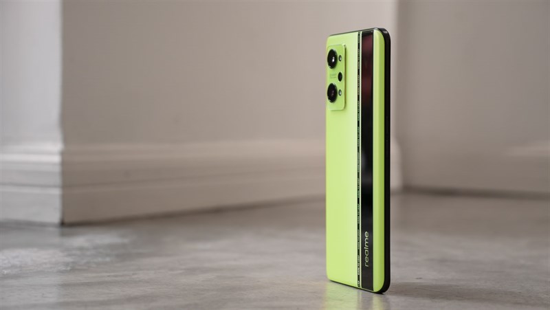 Độ mỏng của Realme GT Neo2 chỉ vào khoảng 8.6mm. Nguồn: Zaeke.