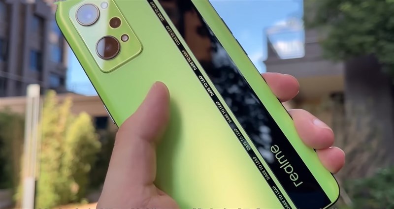 Cận cảnh mặt lưng được phủ nhám mờ của Realme GT Neo2. Nguồn: Techie Street.