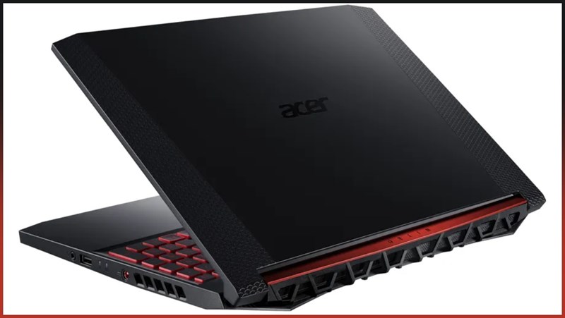 Cổng sạc trên Acer Nitro 5 17.3 inch được bố trí ở khung cạnh phải thay vì mặt sau như thế hệ tiền nhiệm
