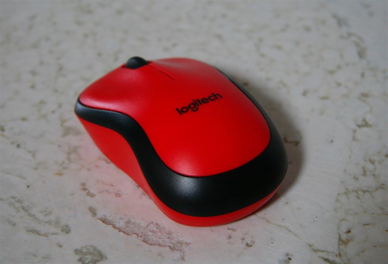 Logitech M220 có thiết kế đơn giản nhưng gọn nhẹ, phù hợp mang theo làm việc ở nhiều nơi. Logitech M220 có thiết kế đơn giản nhưng gọn nhẹ, phù hợp mang theo làm việc ở nhiều nơi.