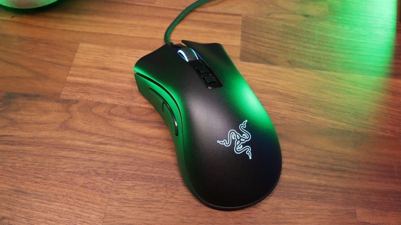 Razer DeathAdder V2 có thiết kế đẹp, mang chất gaming nhưng cũng không quá to và hầm hố. Razer DeathAdder V2 có thiết kế đẹp, mang chất gaming nhưng cũng không quá to và hầm hố.