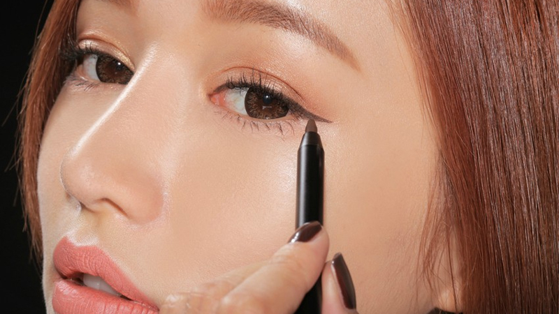 Bí quyết cách vẽ eyeliner bằng bút nước cho đôi mắt hoàn hảo