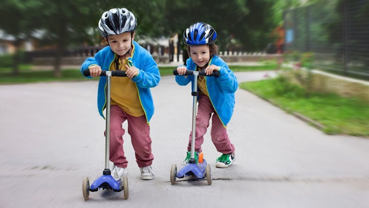 Chi tiết cách sử dụng xe trượt Scooter an toàn cho bé > Bắt đầu tập đi