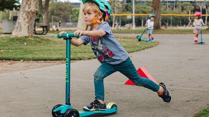 Chi tiết cách sử dụng xe trượt Scooter an toàn cho bé > Bước 2: Xác định tay thuận và chân thuận