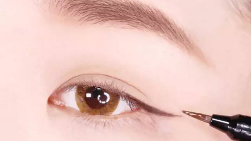 Vẽ mắt eyeliner: \