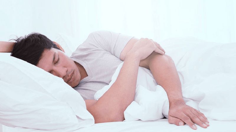 Thói quen vùi mặt vào gối khi ngủ – bỏ ngay kẻo da chảy xệ