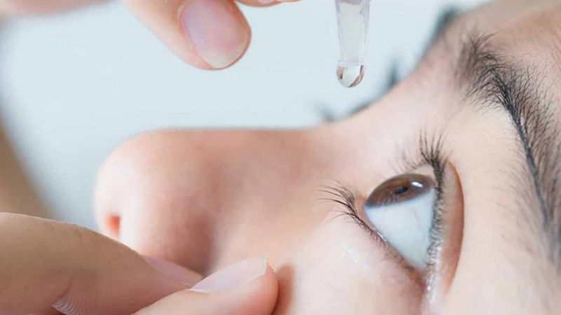 Dùng công cụ hỗ trợ loại bỏ bụi trong mắt