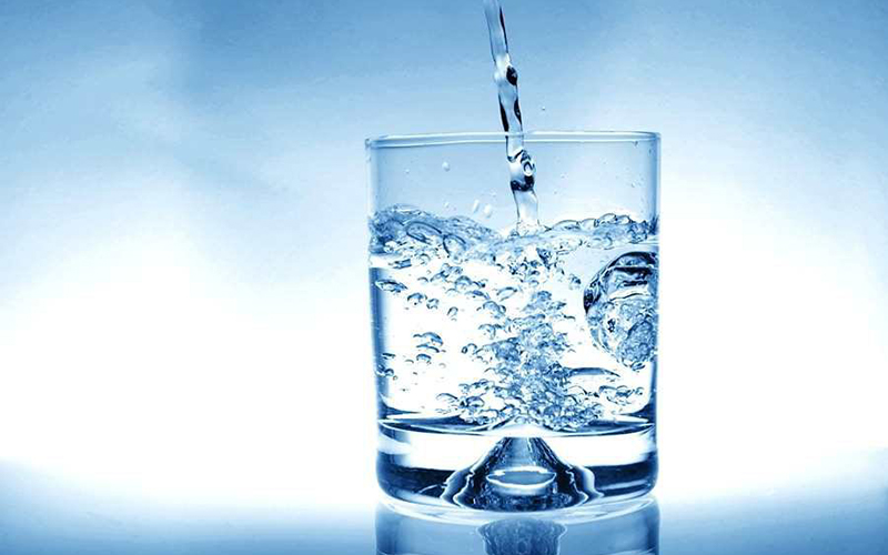 Uống đủ nước cũng sẽ giúp hạn chế tình trạng rạn da ở mông