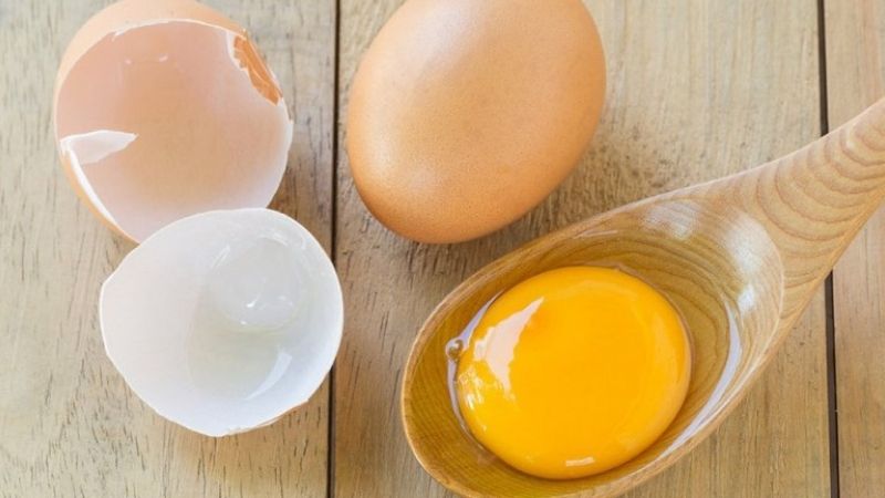 Không nên ăn trứng sống