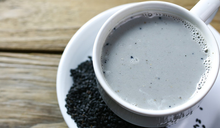 Sữa mè đen bao nhiêu calo? 5 tác dụng của sữa mè đen đối với sức khỏe và làm đẹp