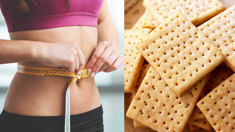 người phụ nữ đo vòng eo và bánh cracker