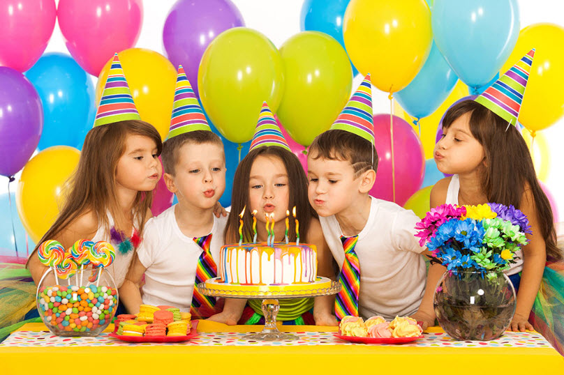 Để tạo sự bất ngờ cho bé, bố mẹ có thể tổ chức một buổi tiệc sinh nhật cho con mình 