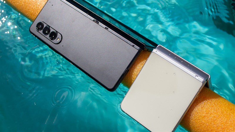Samsung Galaxy Z Fold3 5G và Galaxy Z Flip3 5G đều có khả năng kháng nước theo tiêu chuẩn IPX8 Samsung Galaxy Z Fold3 5G và Galaxy Z Flip3 5G đều có khả năng kháng nước theo tiêu chuẩn IPX8