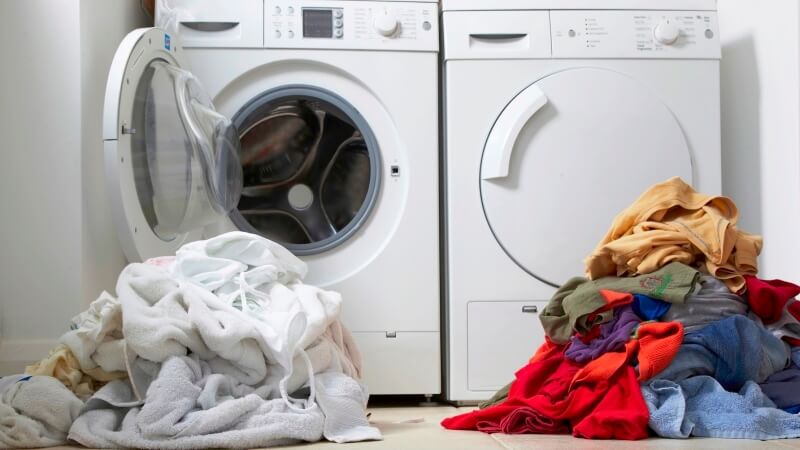 Hãy phân loại quần áo trước khi giặt