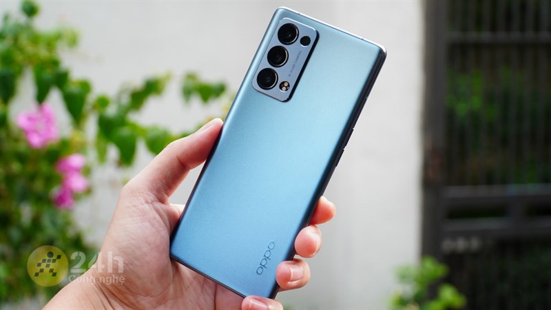 OPPO Reno6 Pro 5G sở hữu mặt lưng nhám với công nghệ Crystal Diamond 3.0.