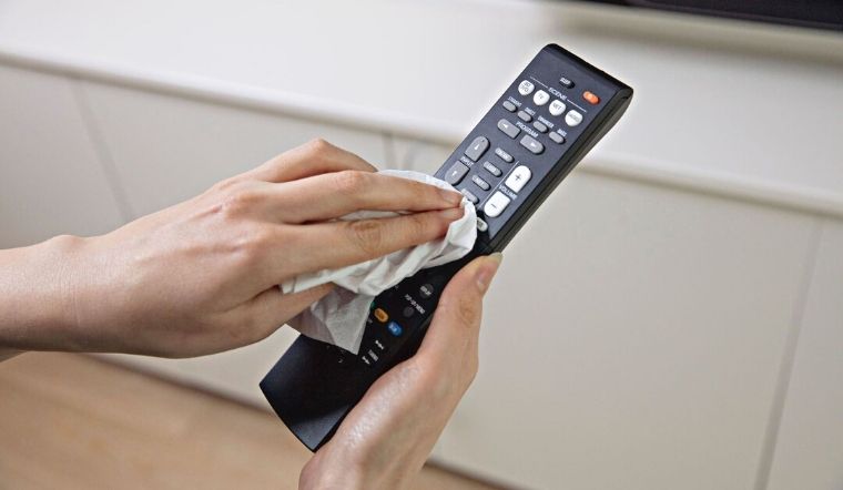 Đọc xong bài viết này bạn sẽ muốn vệ sinh ngay chiếc remote tivi nhà mình