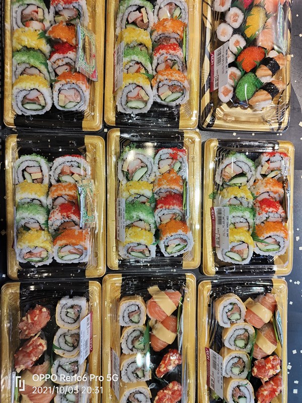 Các bạn nhìn thử các set sushi này xem, mình nhìn xong là chỉ muốn chạy ngay ra AEON Mall để chén thôi.