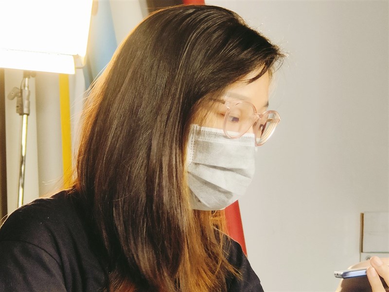 Ảnh xóa phông (với chủ thể là người) ở điều kiện ánh sáng trong nhà được chụp từ camera của Reno6 Pro 5G.