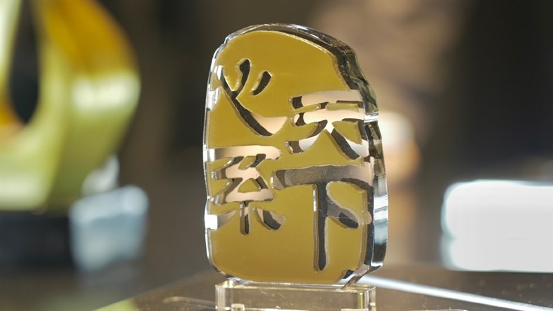 Biểu tượng Trái tim của thế giới được in trên mặt lưng của Samsung W22 5G