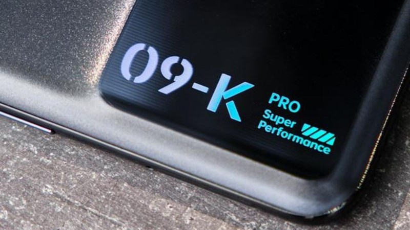 Dòng chữ 09-K trên OPPO K9 Pro đã được làm nhỏ gọn hơn nằm trọng trong cụm camera. Dòng chữ 09-K trên OPPO K9 Pro đã được làm nhỏ gọn hơn nằm trọng trong cụm camera.