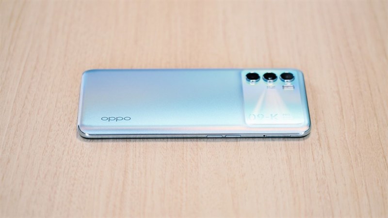 Cạnh phải của OPPO K9 Pro. Cạnh phải của OPPO K9 Pro.
